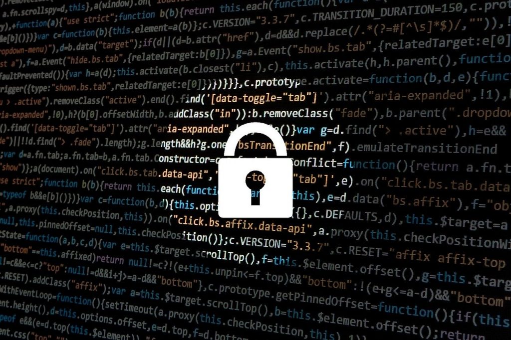 cybersécurité : cadenas devant des lignes de code