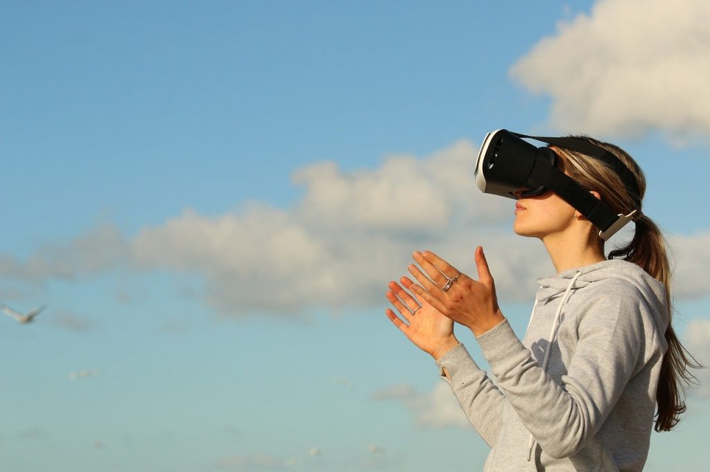 femme portant casque réalité virtuelle