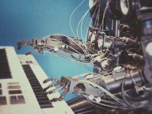 robot jouant du piano - traduction automatique neuronale