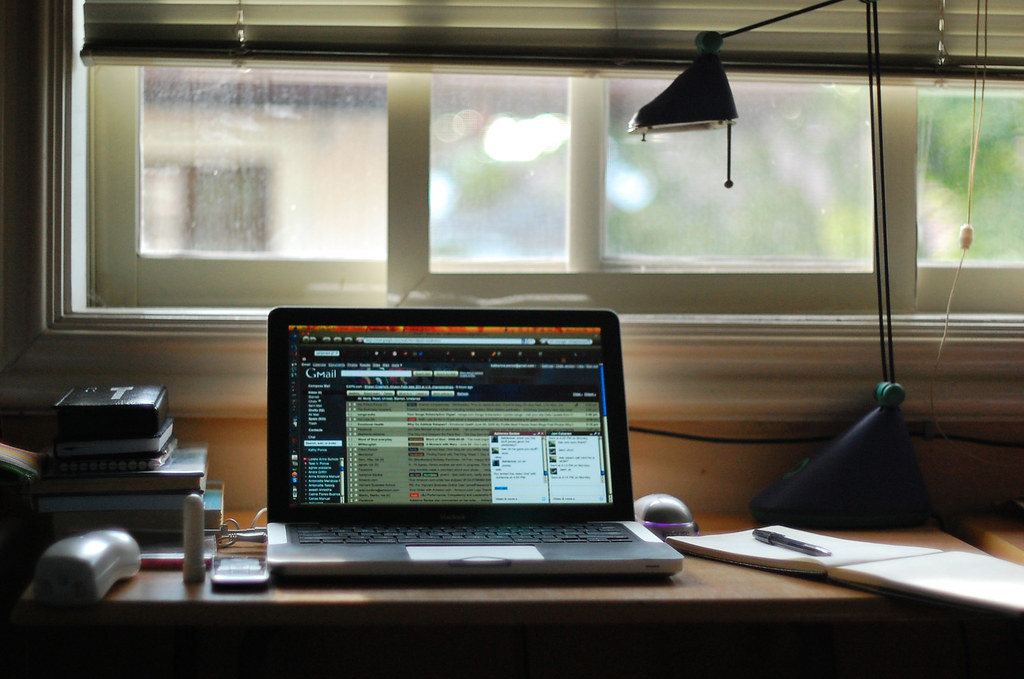 ennui et confinement : astuces digitales poir vous occuper - ordinateur devant une fenêtre