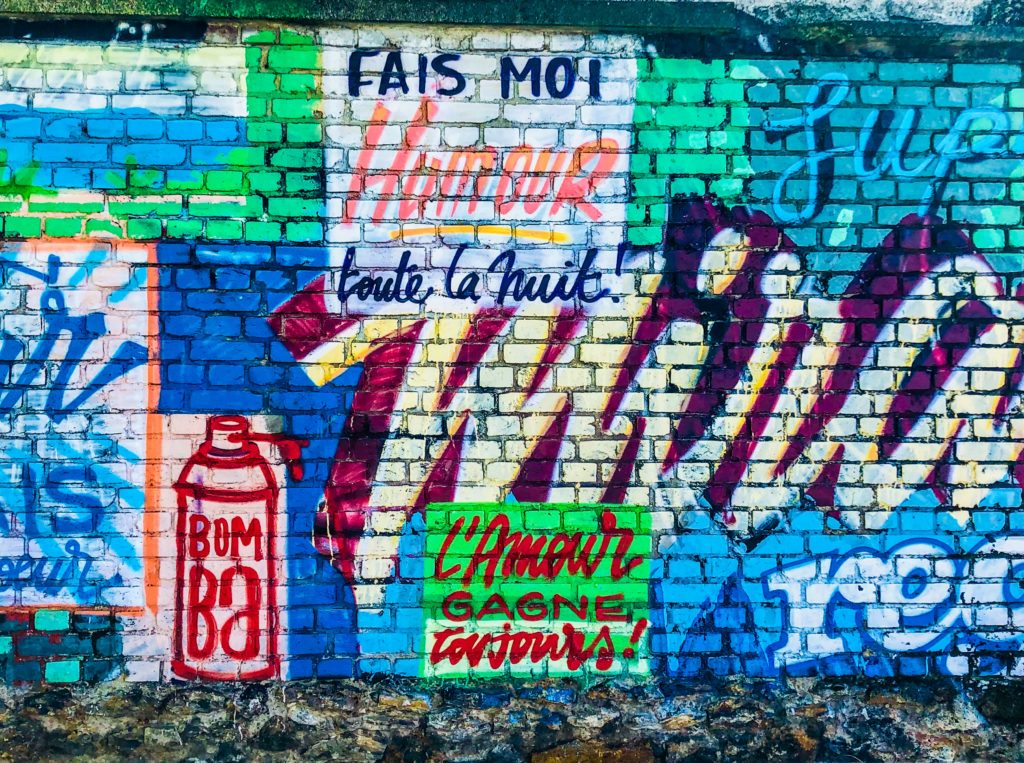Grafitti showing a humour message in french.